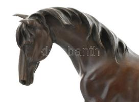Ismeretlen művész: Baktató ló, öntött patinázott bronz, márvány talapzaton, 46x13x37 cm KIZÁRÓLAG SZ...