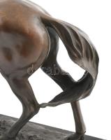 Ismeretlen művész: Baktató ló, öntött patinázott bronz, márvány talapzaton, 46x13x37 cm KIZÁRÓLAG SZ...