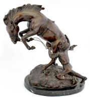 Ismeretlen művész: Megbokrosodott ló, patinázott öntött bronz, márvány talapzaton, jelzés nélkül, szép állapotban, m: 46 cm KIZÁRÓLAG SZEMÉLYES ÁTVÉTEL, NEM POSTÁZZUK! / ONLYPERSONAL COLLECTION AT OUR OFFICE!