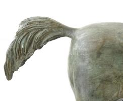 Ismeretlen szobrász: Ló, monumentális öntött bronz szobor, fa talapzaton, hibátlan, egyik talpának i...