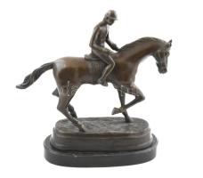 Ismeretlen szobrász: Zsoké a lovon, patinázott öntött bronz szobor talapzaton, jelzés nélkül, hibátlan, h: 33 cm, m: 33,5cm KIZÁRÓLAG SZEMÉLYES ÁTVÉTEL, NEM POSTÁZZUK! / ONLYPERSONAL COLLECTION AT OUR OFFICE!
