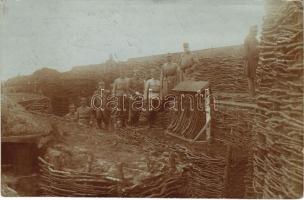 1916 Osztrák-magyar katonák a lövészárokban, fából készült fegyvertároló / WWI K.u.k. military photo, soldiers in the trench, weapon storage made of wood (EK)