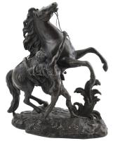 Ismeretlen szobrász: Zabolázatlan ló, festett spiáter, jelzés nélkül, ló egyik lába ragasztott, m: 40 cm