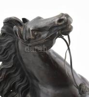 Ismeretlen szobrász: Zabolázatlan ló, festett spiáter, jelzés nélkül, ló egyik lába ragasztott, m: 4...