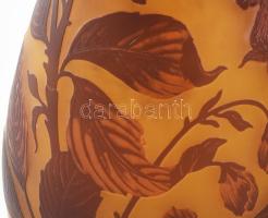 Gallé jelzéssel: Üveg díszváza, plasztikus virágmintával, jelzett, hibátlan, m: 55 cm
CSAK SZEMÉLYE...