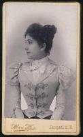 cca 1893 Női portré, keményhátú mignon fotó Herz budapesti műterméből, 8×4,5 cm