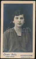 cca 1920 Női portré, keményhátú fotó Éiener Béla debreceni műterméből, 10,5×6,5 cm