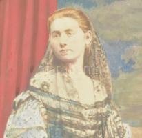 Ovális, üvegezett, dekoratív fa képkeret, színezett fotóval, látható méret: 21×17 cm