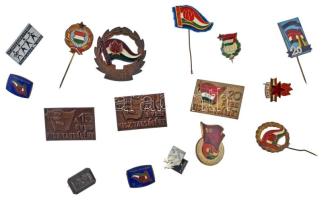 ~1970-1980. 16db vegyes szocialista, főleg KISZ jelvény, közte zománcozott és festett darabok kis fémdobozban T:AU,XF