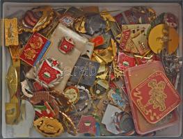 Kis doboznyi vegyes magyar és külföldi szocialista kitüntetés, jelvény T:vegyes