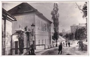 1938 Selmecbánya, Schemnitz, Banská Stiavnica; Bélabányai út, háttérben a Leányvár / Banská Béla / street. photo