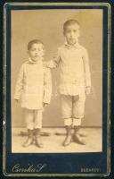 cca 1883 Két gyermek portréja, keményhátú fotó Csonka Simon budapesti műterméből, törésnyommal, 10,5×6,5 cm
