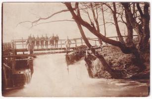 1917 Besztercebánya, Banská Bystrica; osztrák-magyar katonák a Garam folyó fahídján / WWI K.u.k. military, Hron river wooden bridge. photo (fl)