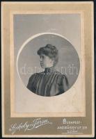 cca 1905 Női portré, keményhátú fotó Székely és Társa budapesti műterméből, 13×8,5 cm