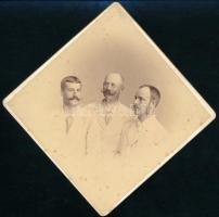 cca 1895 Három férfi portréja, keményhátú fotó Letzter és Keglovich szegedi műterméből, foltos, 10,5×10,5 cm