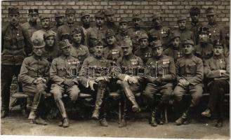 1918 Első világháborús osztrák-magyar katonák kitüntetésekkel / WWI K.u.k. military group photo, soldiers decorated with medals (vágott / cut)