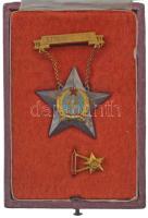 1951. Sztahanovista zománcozott fém kitüntetés 3570 sorszámmal, miniatűrre, eredeti tokban T:XF