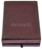 1951. "Sztahanovista" zománcozott fém kitüntetés "3570" sorszámmal, miniatűrre, ...