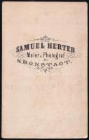 1864 Ismeretlen férfi portréja, keményhátú fotó Samuel Herter brassói (Kronstadt/Brasov) műterméből,...