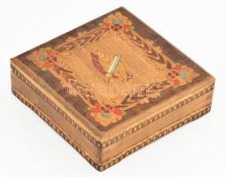 Faragott fa cigarettás dobozka, kézzel festett 11x11 cm Benne jelvények, bizsuk