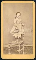 cca 1870 Széken álló kislány, keményhátú fotó London Zsigmond ungvári műterméből 10,5×6,5 cm