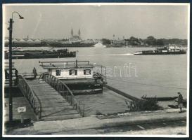 cca 1940-1950 Komáromi hajókikötő, fotó, 8,5×12 cm