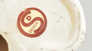 Kalapos hölgy kutyával, festett fajansz, címkével jelzett, kis felületi kopottsággal, m: 26 cm