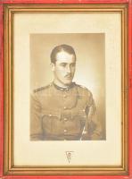 cca 1940-44 Magyar katona portréja díszkarddal, Sehi Foto, fotó kartonra kasírozva, karton széle kissé foltos, üvegezett fakeretben, 22x16,5 cm