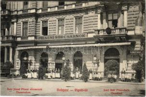 Budapest V. Vigadó tér, Baár József Pilseni sörcsarnok, Thonet udvar, étterem, pincérek