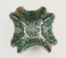 Handkerchief stílusú kerámia kínáló, mázas kerámia, jelzés nélkül, d: 23 cm, m: 9 cm