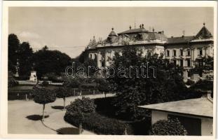 1940 Rimaszombat, Rimavská Sobota; Vármegyeháza a Tompa Mihály szoborral. Csefo László kiadása / county hall, statue