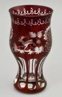 Vadászat mintás csiszolt bordó kristályüveg kehelyváza, kopással, jelzés nélkül, m: 16,5 cm