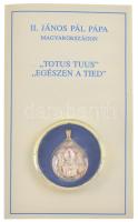 1991. II. János Pál pápa Magyarországon kétoldalas Ag emlékérem füllel, előlapján 2db rubinnal díszítve, tanúsítvánnyal, eredeti díszkiadásban (0,999/~29mm) T:AU patina