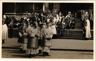 1938 Budapest, Szent István jobbja a körmenetben. photo (vágott / cut)