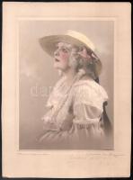 cca 1920 Elegáns kalapos hölgy portréja, kézzel színezett fotó, kartonra kasírozva, feliratozva, Vajda M. Pál műterméből, 23×17 cm