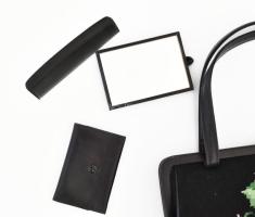 Virágmintás díszítéssel női kézitáska, benne pipere tartozékokkal, szép állapotban