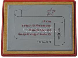 1975. 10 éves a Papír- és Nyomdaipari Műszaki Egyesület Csongrád megyei Csoportja 1965-1975 fém plakett fatáblán, eredeti tokban (78x106mm) T:AU ragasztás elengedett
