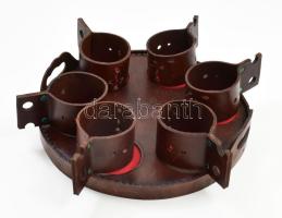 Iparművész retro bőr asztali kínáló tálca, 6 db réz veretes üveg tartóval, kopásnyomokkal, d: 34 cm