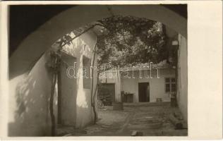 1932 Somorja, Csallóköz-Somorja, Somorin, Samorín; Historicky dvor / régi ház udvara / courtyard of an old house. photo
