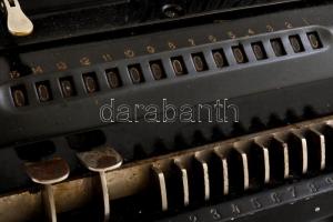 Antik Facit svéd mechanikus számológép, szép állapotban, egyik lábgumija hiányos, 28x19x16 cm