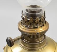 Régi petróleumlámpa, fém testtel, díszes, vasutas jelzéssel, sérült, sérült üveggel, m: 57 cm