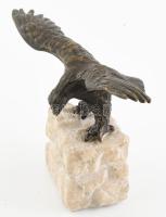 Ismeretlen szobrász: Turul, bronz, kő talapzaton, jelzés nélkül, hibátlan, h: 25 cm, m: 17,5 cm