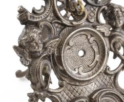 Szecessziós zsebóra tartó puttó figurákkal, fém, jelzett, m: 18 cm