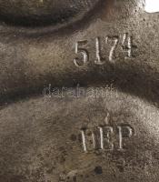 Szecessziós zsebóra tartó puttó figurákkal, fém, jelzett, m: 18 cm