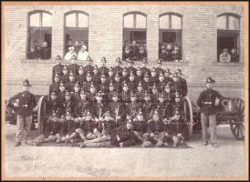 cca 1905 Tüzéregység csoportképe ágyúkkal, valószínűleg a Ludovika udvarán, Schäffer Ármin pecséttel...