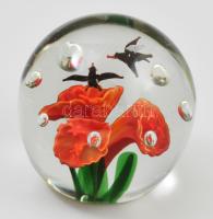 Joska Design üveg levélnehezék, virágra szálló kolibrik figurális tartalommal, címkével jelzett, hibátlan, m: 9 cm