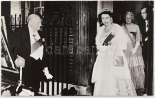 II. Erzsébet királynő és Winston Churchill a Downing Street 10. (a kormány székhelyének épülete) bejárata előtt, fotó, 14x8,5 cm / Elizabeth II and Winston Churchill at the entrance of 10 Downing Street, photo