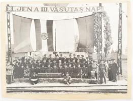 cca 1950 &quot;Éljen a III. Vasutas Nap!&quot;, egyenruhás MÁV tisztek csoportképe, Rákosi-címeres zászlóval, molinóval; nagyméretű fotó, kartonra ragasztva, 24x18 cm