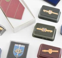 Vegyes rendvédelmi témájú tétel: nyakkendőtűk, nyakkendő, mandzsetták, kitűzők, stb., érdekes tétele...