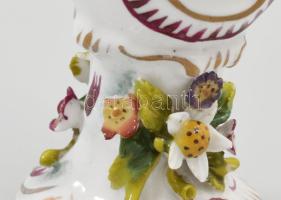 cca 1900-1920 Altwien ibolyaváza pár, gazdag plasztikus virágmintákkal ékesítve, jelzéssel, sérült, ...